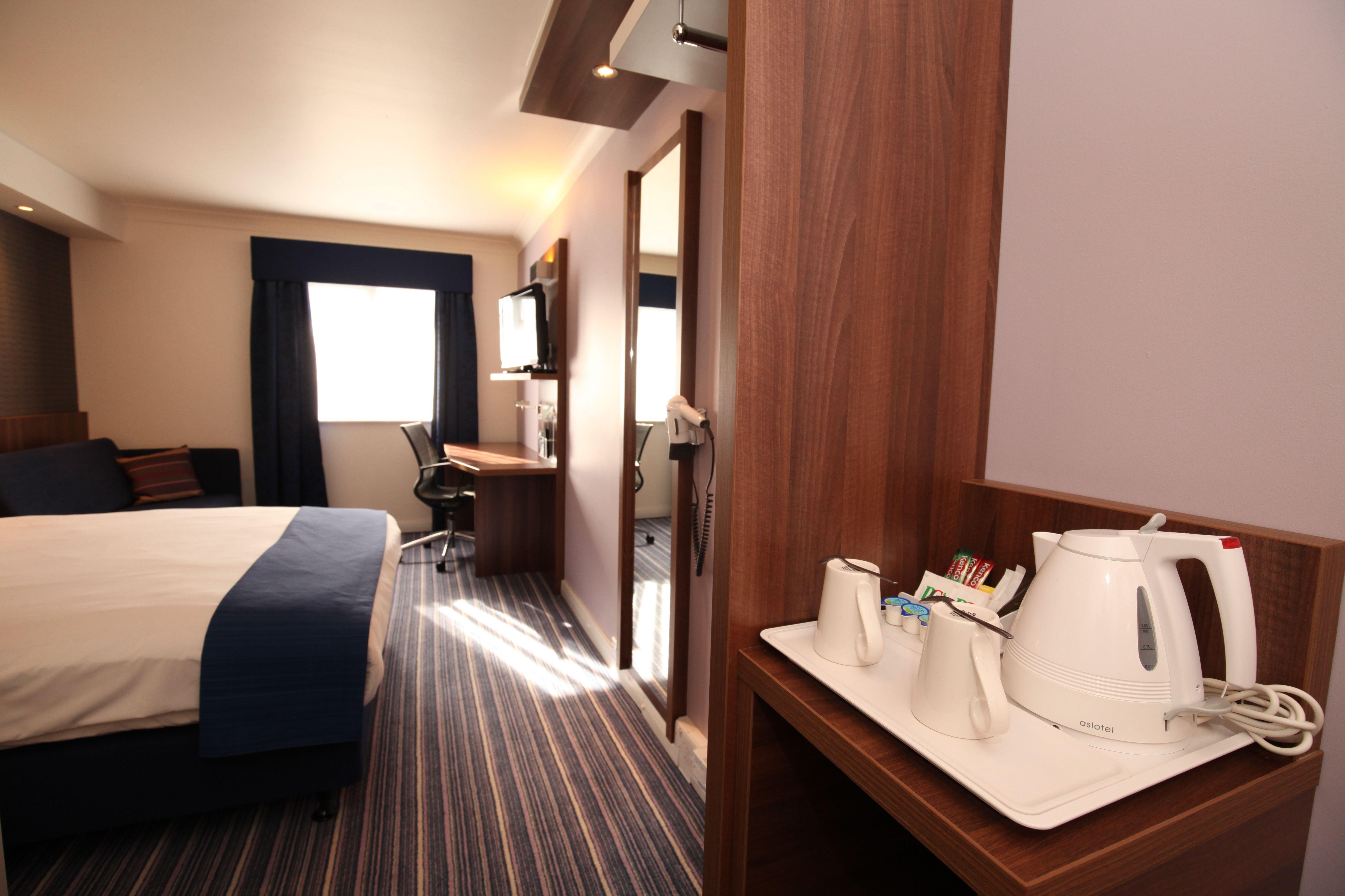 Holiday Inn Express London Gatwick Crawley, An Ihg Hotel Exterior foto