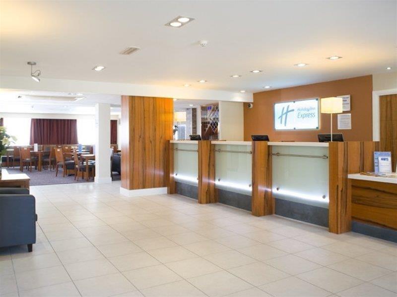 Holiday Inn Express London Gatwick Crawley, An Ihg Hotel Exterior foto