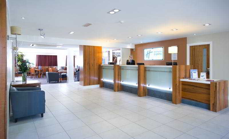 Holiday Inn Express London Gatwick Crawley, An Ihg Hotel Exterior foto