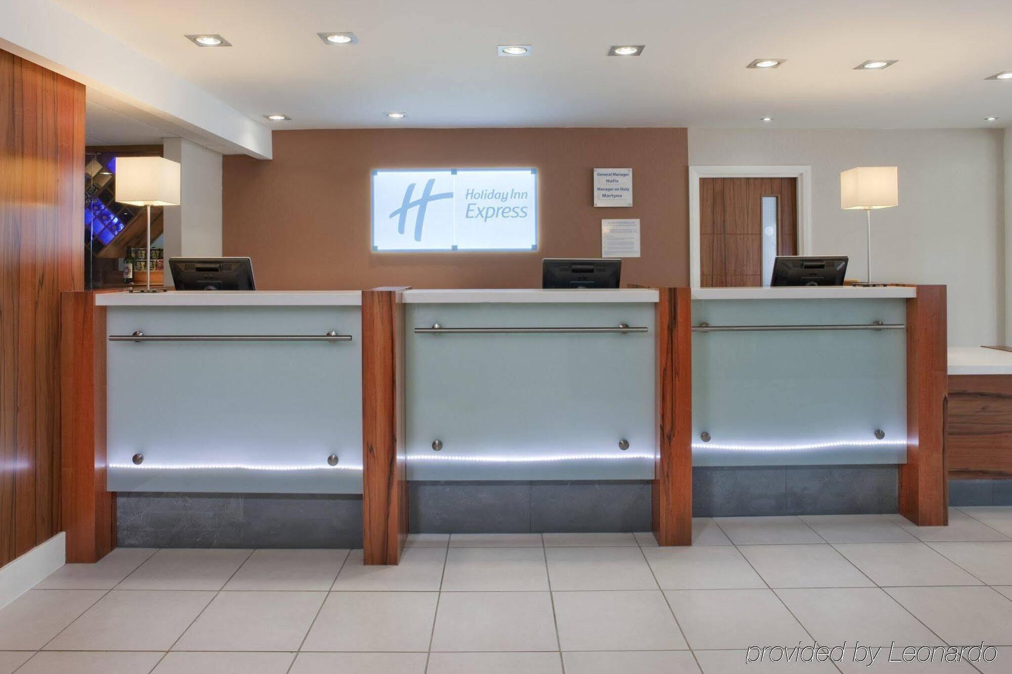 Holiday Inn Express London Gatwick Crawley, An Ihg Hotel Exterior foto